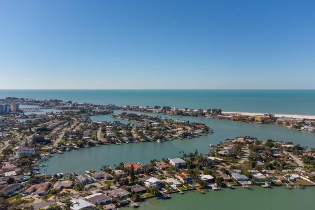 102-Tiny Treasure-Waterfront With Heated Pool Lejlighed St. Pete Beach Eksteriør billede